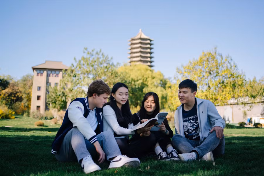 Anh tạm ngừng cấp visa du học.