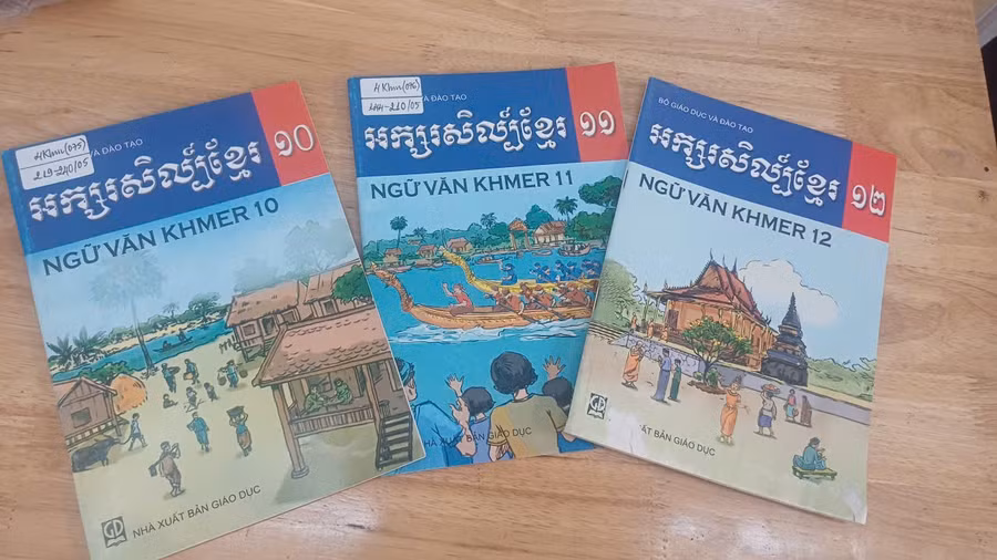 Những cuốn sách tiếng Khmer và sách Ngữ văn tiếng Khmer do thầy Trần The biên soạn. Ảnh: NVCC.