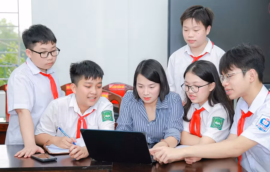 Cô Đào Thị Hồng Cường hướng dẫn nhóm học sinh Trường THCS Định Trung thực hiện dự án 'AI - No Vape Life'.