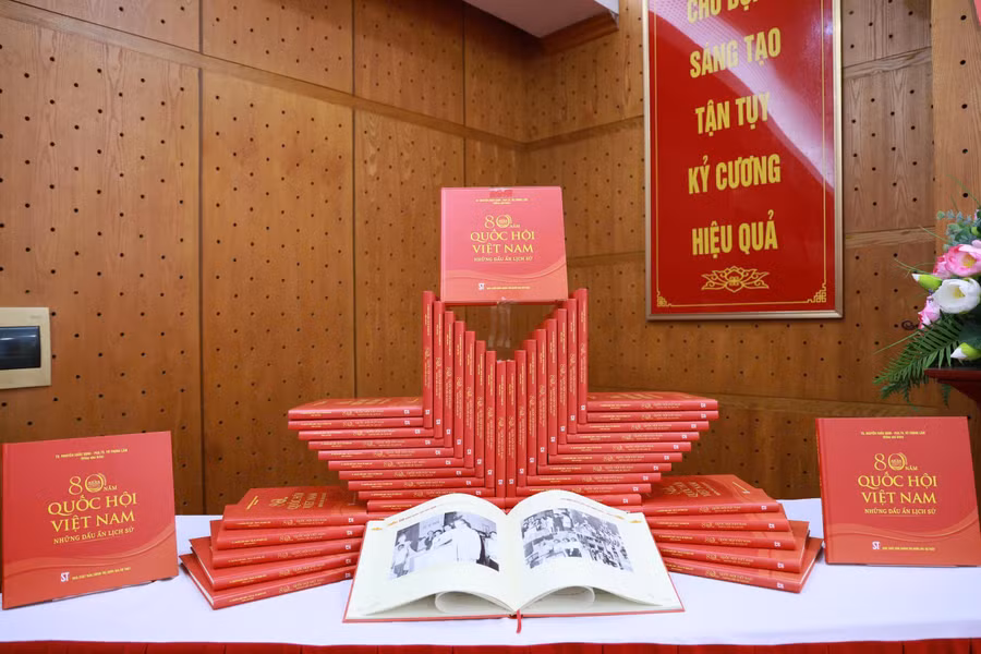 Cuốn sách tổng hợp nhiều công trình, kỷ yếu, tài liệu, bài viết khoa học về lịch sử Văn phòng Quốc hội.