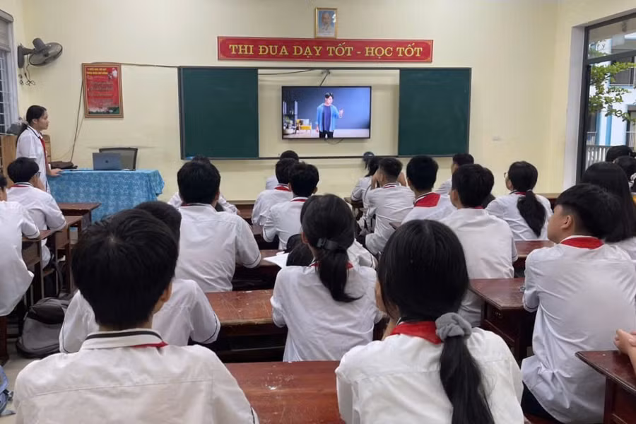 Trường THCS Nguyễn Du tăng cường lồng ghép các nội dung phòng chống thuốc lá trong các hoạt động giảng dạy, sinh hoạt chuyên đề. Ảnh: N.L