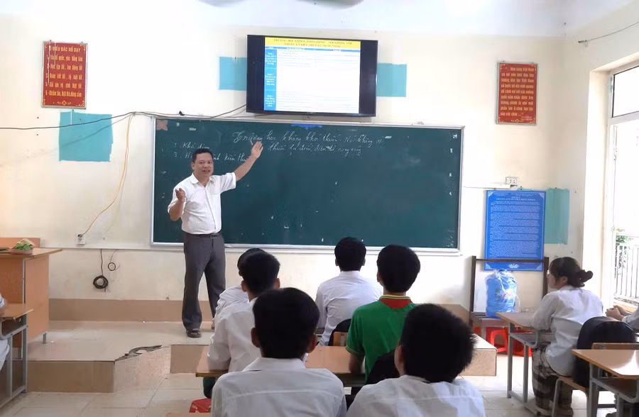 Thầy Vi Xuân Định, giáo viên Trường PTDTBT THCS Hồng Phong, chia sẻ với học sinh về tác hại của thuốc lá.