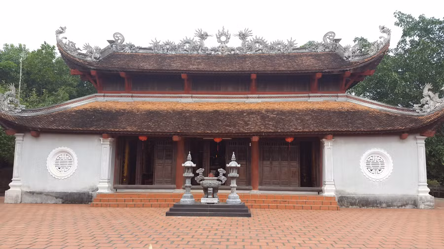 Đền thờ Trạng nguyên Nguyễn Thị Duệ bên dãy Phượng Hoàng.