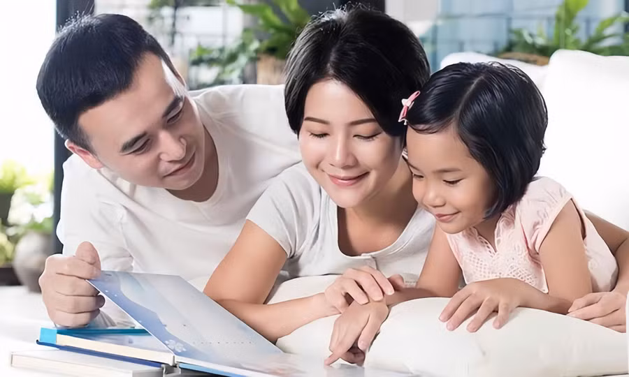Cha mẹ lắng nghe và đối thoại được nhiều chuyên gia xem là nền tảng của phương pháp nuôi dạy tích cực. Ảnh minh họa