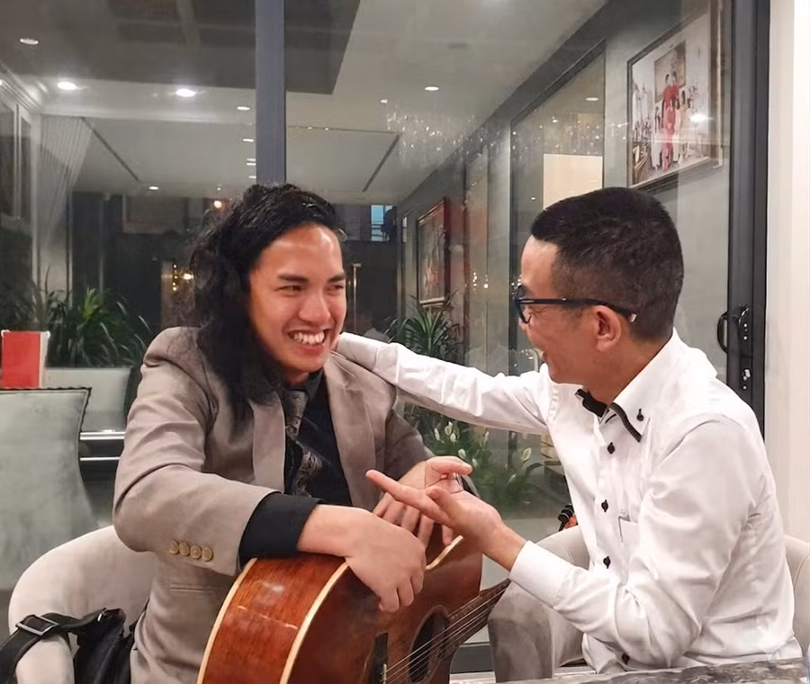 Chen Te Min và Nguyễn Vĩnh Tiến tại buổi giao lưu ở Yên Bái. Ảnh: Mai Khanh.