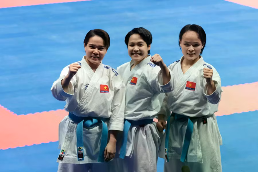 Ba võ sĩ Nguyễn Thị Phương, Nguyễn Ngọc Trâm và Lưu Thị Thu Uyên giành Huy chương Vàng nội dung kata đồng đội nữ ASIAD 19. Ảnh: INT.
