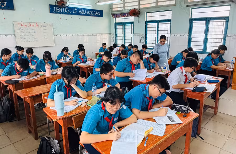 Tiết học của học sinh lớp 9, Trường THCS Lam Sơn (phường Bình Phú, TPHCM). Ảnh: MA