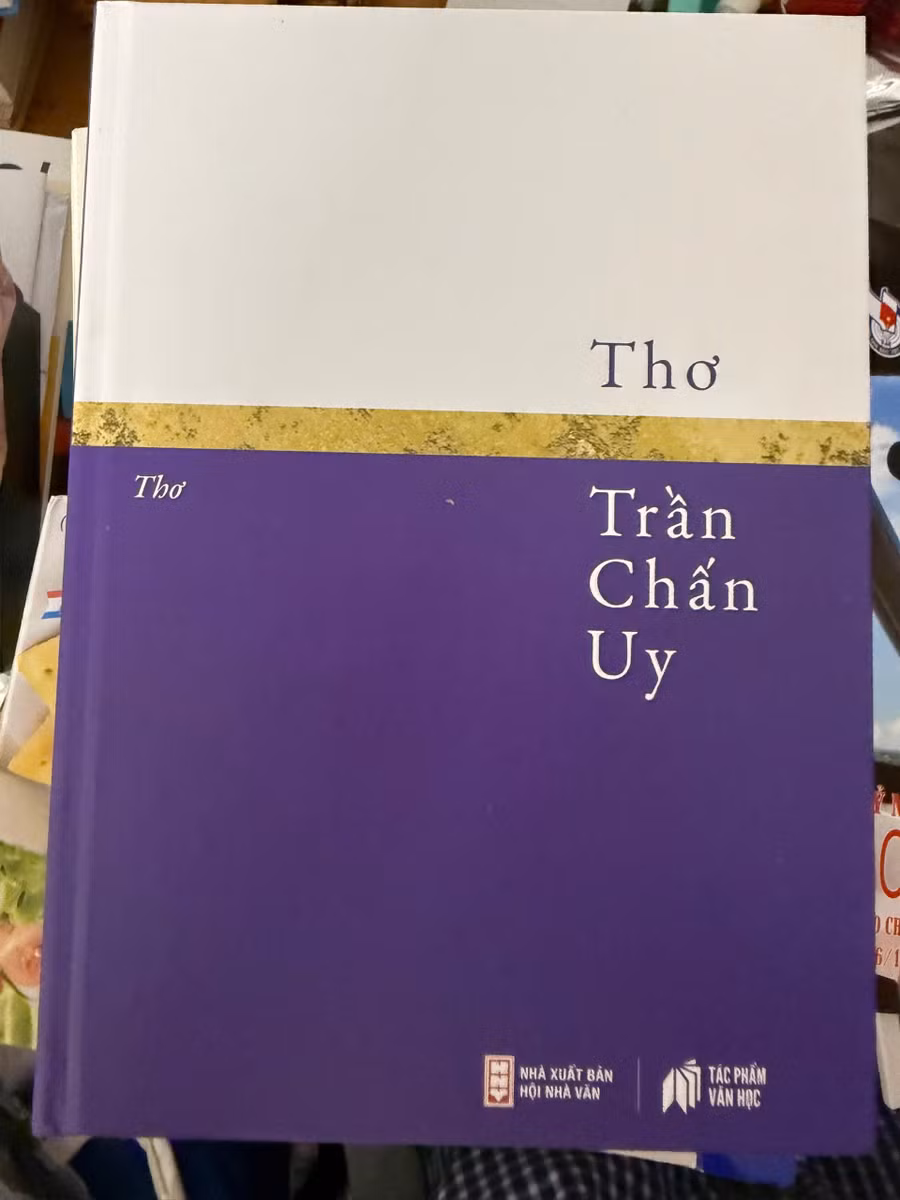 tu-trang-sach-hon-tho-neo-o-phia-lang-1.jpg