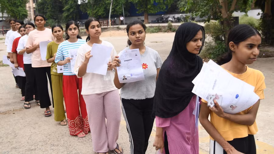 NEET là kỳ thi tuyển sinh vào trường y tại Ấn Độ.