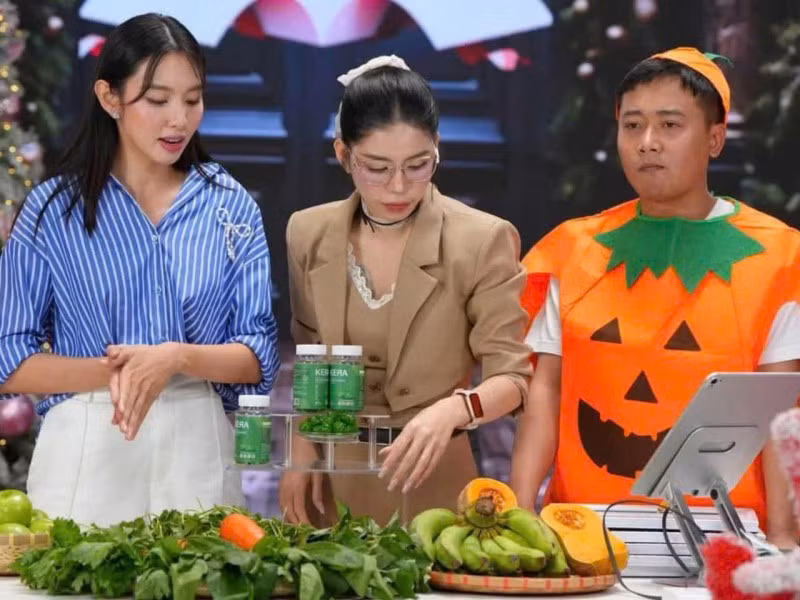Nhóm Nguyễn Thúc Thùy Tiên, Nguyễn Thị Thái Hằng (Hằng Du Mục), Phạm Quang Linh (Quang Linh Vlogs) quảng cáo cho sản phẩm kẹo Kera.
