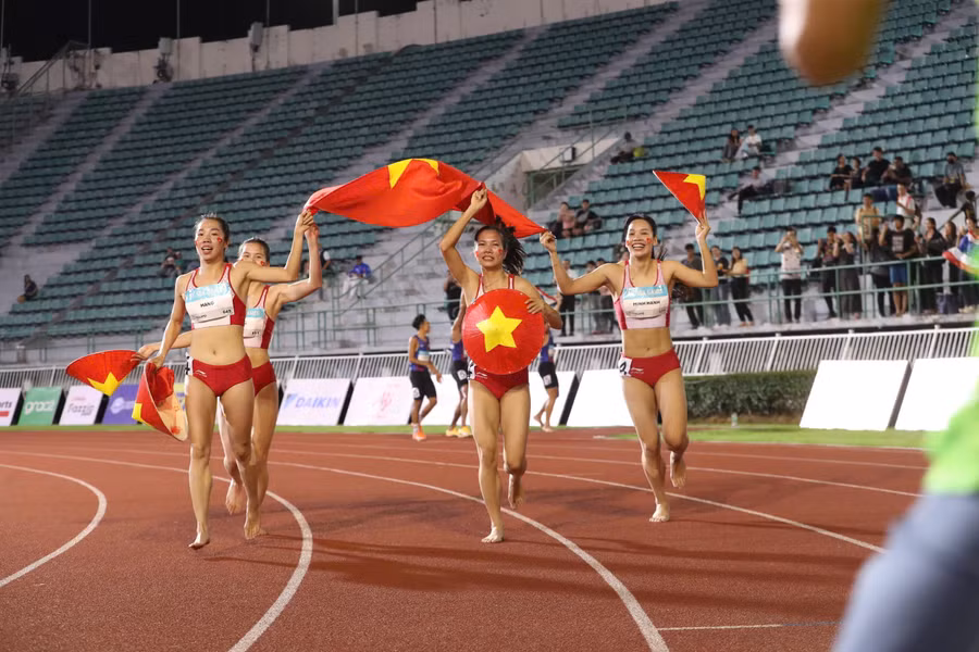 doi-dien-kinh-tiep-suc-4x400m-nu-1.jpg