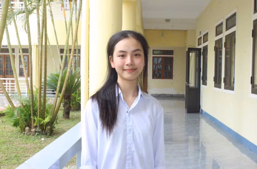 Em Nguyễn Minh Thư (lớp 10 Sử, Trường THPT chuyên Hà Tĩnh) - thủ khoa môn Lịch sử tại kỳ thi học sinh giỏi tỉnh lớp 10.
