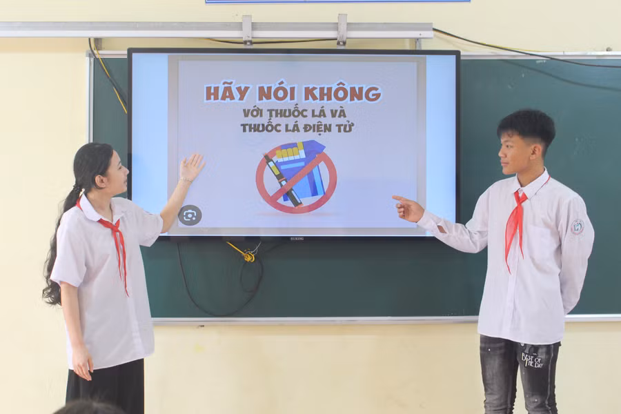 Học sinh Trường PTDTNT THCS Đại Từ, xã Đại Phúc, Thái Nguyên tuyên truyền về tác hại của thuốc lá.
