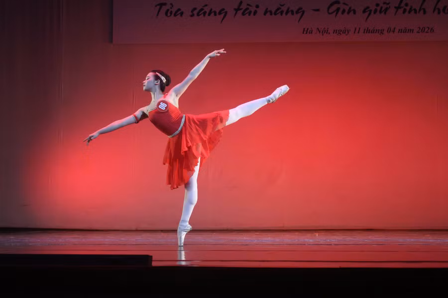 Thí sinh Trần Thị Hải Yến trong bảng thi múa Cổ điển châu Âu với Adagio (trong Pas de deux Diana and Actéon) của biên đạo Marius Petipa. Ảnh: Thanh Hoa.