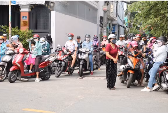 Phụ huynh đợi con trước cổng trường thi. Minh họa: ITN.