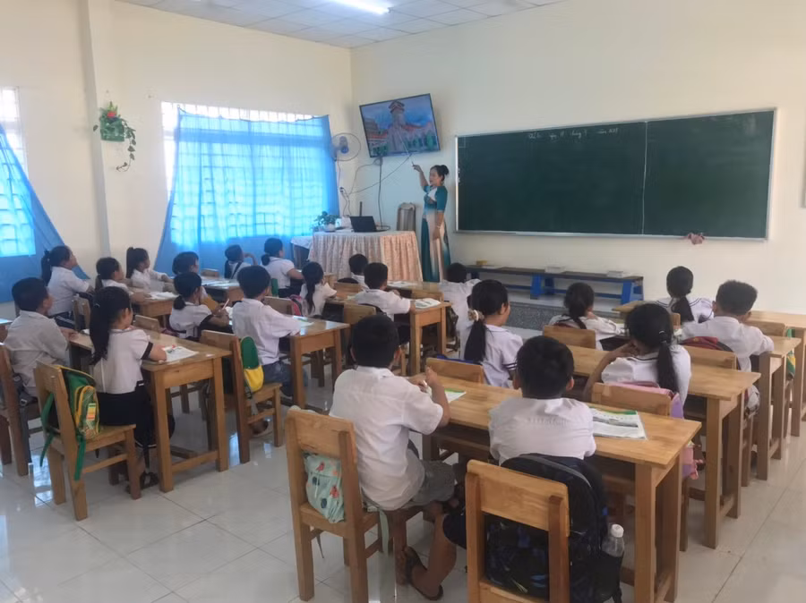 Cô Châu Thanh Tuyền trong giờ lên lớp. Ảnh: NVCC