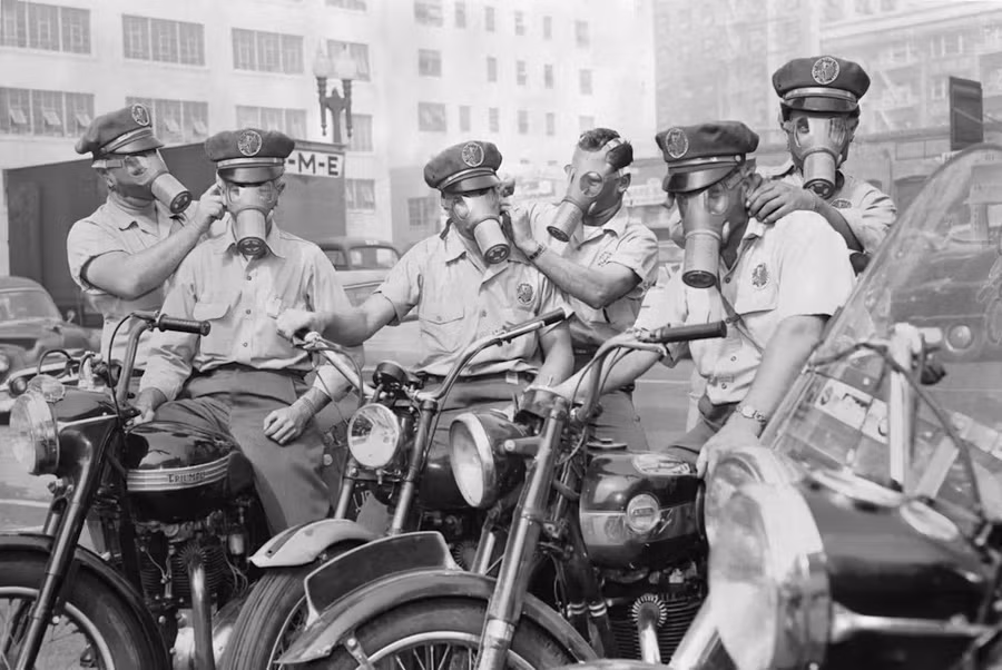 Người dân Mỹ đeo mặt nạ chống độc khi ra đường những năm 1970.