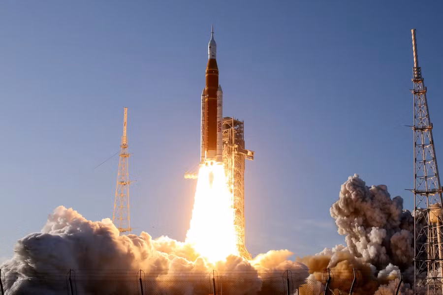 NASA phóng tàu chở người tới Mặt trăng.