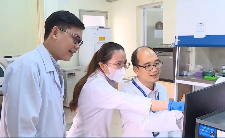 Nhóm giảng viên thực hiện một công đoạn của đề tài nghiên cứu trong phòng lab. Ảnh: HTV