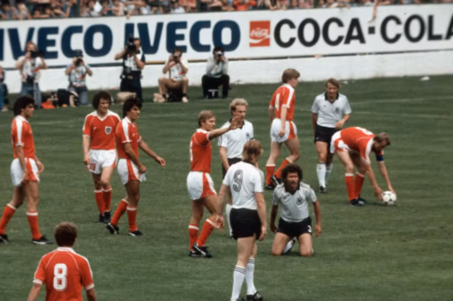 world-cup-1982-tran-dau-khien-ca-the-gioi-phan-no.jpg