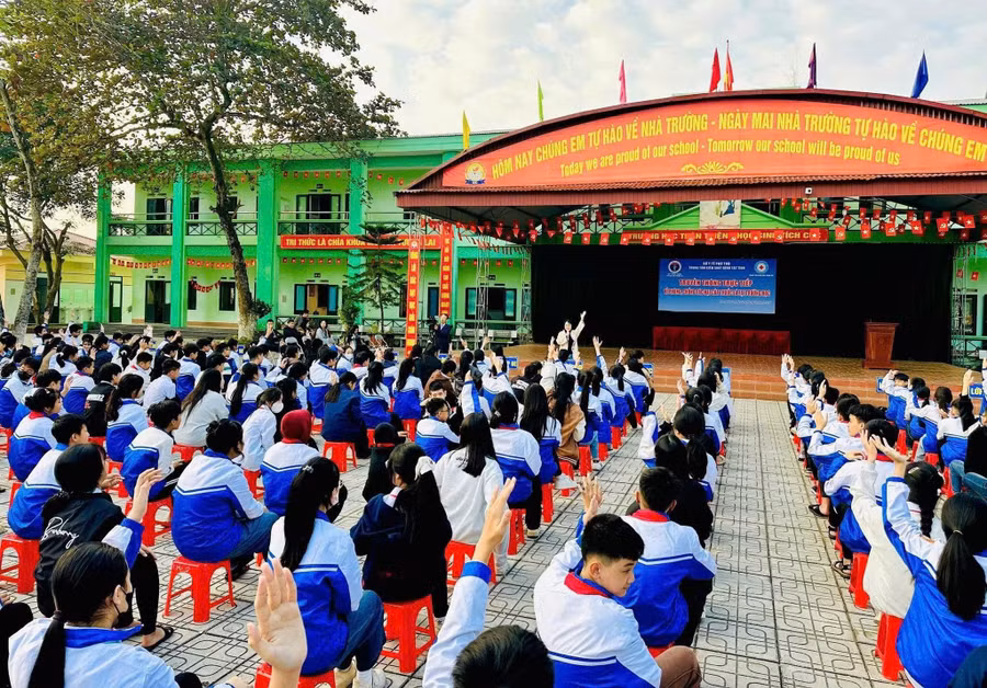 Trường THCS Phú Hộ tổ chức tuyên truyền về phòng, chống tác hại của thuốc lá cho học sinh toàn trường.