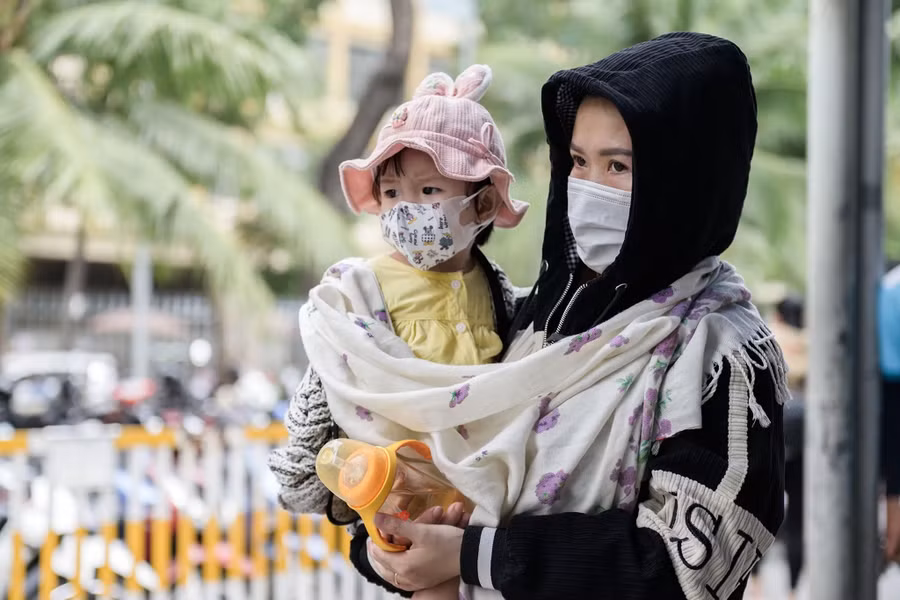Thời tiết nắng nóng ảnh hưởng đến sức khỏe của trẻ. Ảnh minh họa: Hoài Bảo.