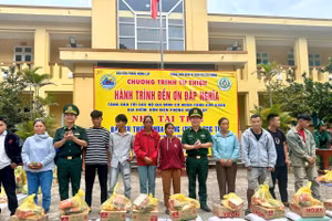 Đồn Biên phòng Hướng Lập tặng quà đến các gia đình chính sách, khó khăn trên địa bàn.