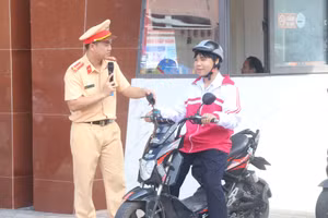 Cán bộ CSGT hướng dẫn học sinh các kỹ năng tham gia giao thông an toàn.