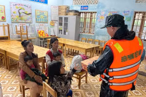 Bộ đội Biên phòng hỗ trợ đưa người dân đến nơi an toàn.