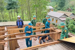 Bộ đội biên phòng và các lực lượng địa phương hỗ trợ người dân khắc phục hậu quả thiên tai.