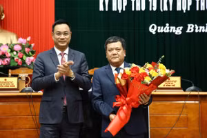 Bí thư Tỉnh ủy Lê Ngọc Quang tặng hoa, chúc mừng ông Trần Phong, Chủ tịch UBND tỉnh nhiệm kỳ 2021-2026.
