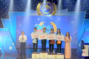 TS Lê Thị Hương, Giám đốc Sở GD&ĐT tỉnh Quảng Trị và ông Lê Vĩnh Nhiên, Phó Giám đốc Đài PTTH trao giải Nhất cho học sinh.