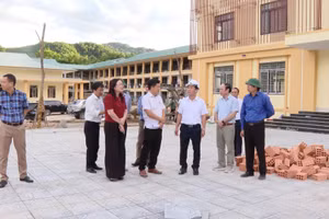Ông Nguyễn Văn Phương, Bí thư Tỉnh ủy Quảng Trị kiểm tra tiến độ tại các trường.