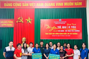 Bà Nguyễn Thanh Nga, Trưởng phòng GD&ĐT huyện Hướng Hóa cùng thầy giáo Phạm Quang Huy, Trường THPT Nguyễn Huệ trao tặng sổ tiết kiệm các thầy, cô giáo và các em học sinh có hoàn cảnh đặc biệt khó khăn.