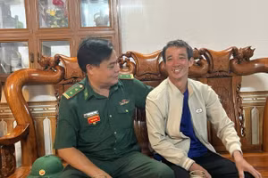 Sau nhiều giờ mất liên lạc, ngư dân Nguyễn Mạnh Cường trở về bờ an toàn. Ảnh: Hoài Nam