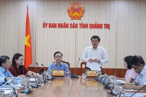 Ông Trần Vũ Khiêm, Phó Bí thư Thường trực Tỉnh ủy chỉ đạo đẩy nhanh tiến độ xây dựng trường nội trú. Ảnh: Cổng TTĐT tỉnh