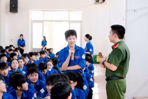 Cán bộ công an gợi ý học sinh tìm hiểu về tác hại ma tuý.