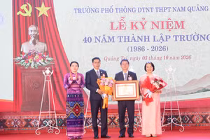 Bà Ly Kiều Vân, Trưởng ban Nội chính Tỉnh ủy trao Bằng khen của Thủ tướng Chính phủ tặng nhà trường nhân dịp kỷ niệm 40 năm.