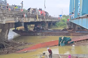 Lực lượng chức năng di dời chiếc sà lan ra khỏi cầu Mỹ Chánh.