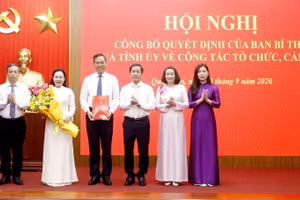 Ông Nguyễn Văn Phương, Bí thư Tỉnh ủy trao quyết định và tặng hoa chúc mừng Ban Thường vụ Đảng ủy HĐND tỉnh khóa I, nhiệm kỳ 2025-2030.