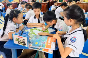 Học sinh làm quen với tiếng Anh từ các bài dạy môn Toán.