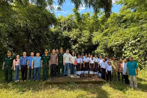 Đồn Biên phòng tặng học bổng cho học sinh nước bạn Lào.