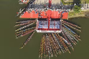 Lễ hội đua, bơi thuyền truyền thống trên sông Kiến Giang quy tụ hơn 1.000 vận động viên tham gia. Ảnh: Quang Hà.