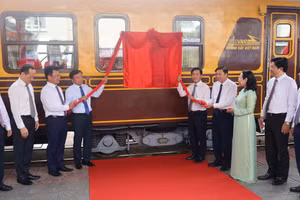 Lãnh đạo Quảng Trị và TP Huế cùng Tập đoàn Đường sắt Việt Nam khai trương đoàn tàu du lịch.