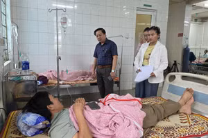 Bệnh nhân có dấu hiệu ngộ độc được đưa vào bệnh viện điều trị.