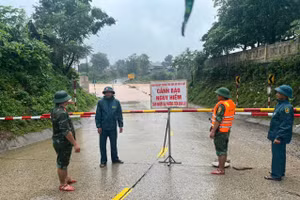 Lực lượng chức năng chốt chặn tại các điểm bị ngập, ngăn không cho người qua lại.