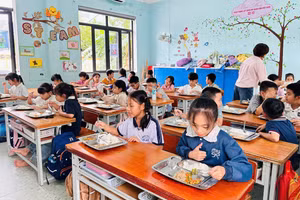 Học sinh Trường Tiểu học Đồng Thuận (Quảng Trị) ăn bán trú tại trường.