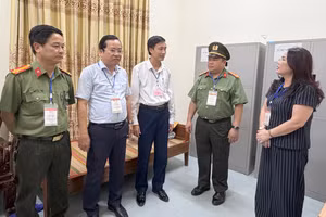 Bà Lê Thị Hương và các thành viên Ban chỉ đạo kiểm tra tại các Hội đồng thi.