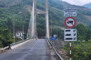 Cầu Đakrông tại Km249+824, đường Hồ Chí Minh nhánh Tây có dấu hiệu xuống cấp.