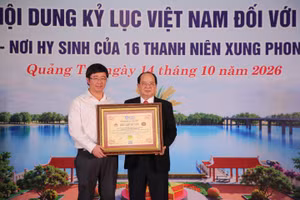 Giáo sư, Viện sĩ Hoàng Quang Thuận trao Bằng tôn vinh giá trị nội dung kỷ lục Việt Nam đối với Di tích lịch sử quốc gia Bến phà II Long Đại cho lãnh đạo UBND tỉnh Quảng Trị. Ảnh: NCS